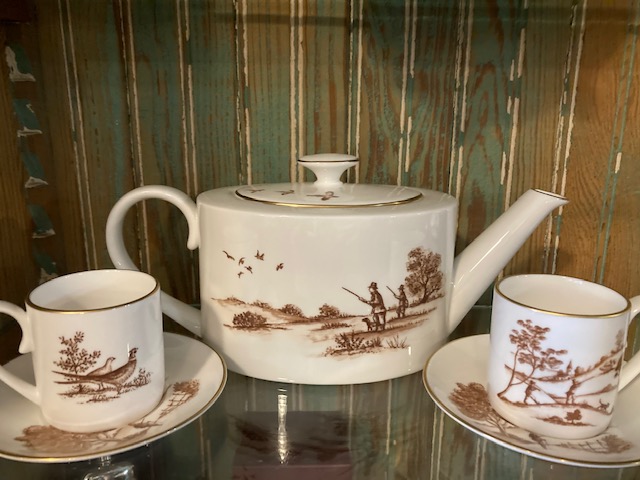 Game Scene English Teapot and Cups & Saucers